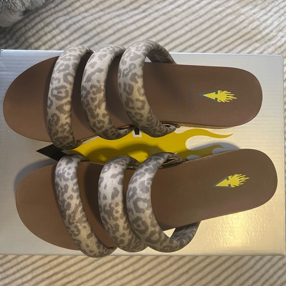 Votatile Sandal - Picture 3 of 3